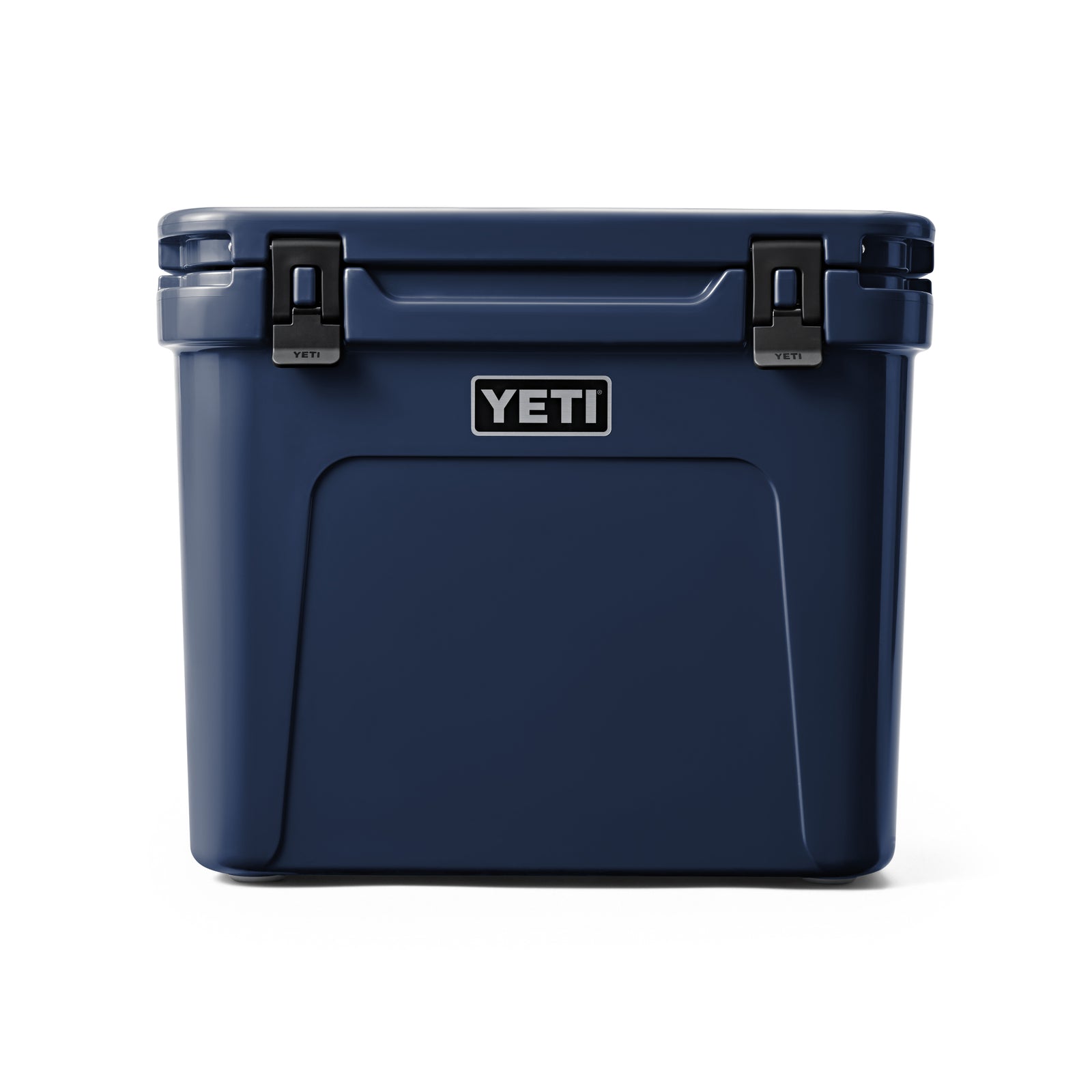 Die YETI® Kühlbox Roadie 60 - Navy hat eine rechteckige Form, Metallverschlüsse und das YETI-Logo auf der Vorderseite - ideal als robuste Camping-Kühlbox für Ihr nächstes Abenteuer.