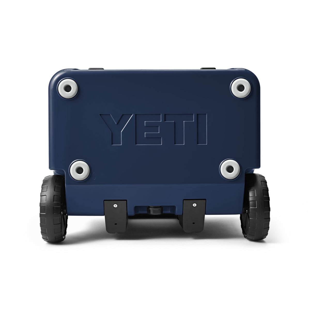 Die YETI® Kühlbox Roadie 60 in Navy ist von hinten abgebildet, wobei die robusten schwarzen Räder, die vier Schrauben mit Metallakzenten und das zentrale YETI-Logo hervorgehoben werden - ideal für eine Camping-Kühlbox.