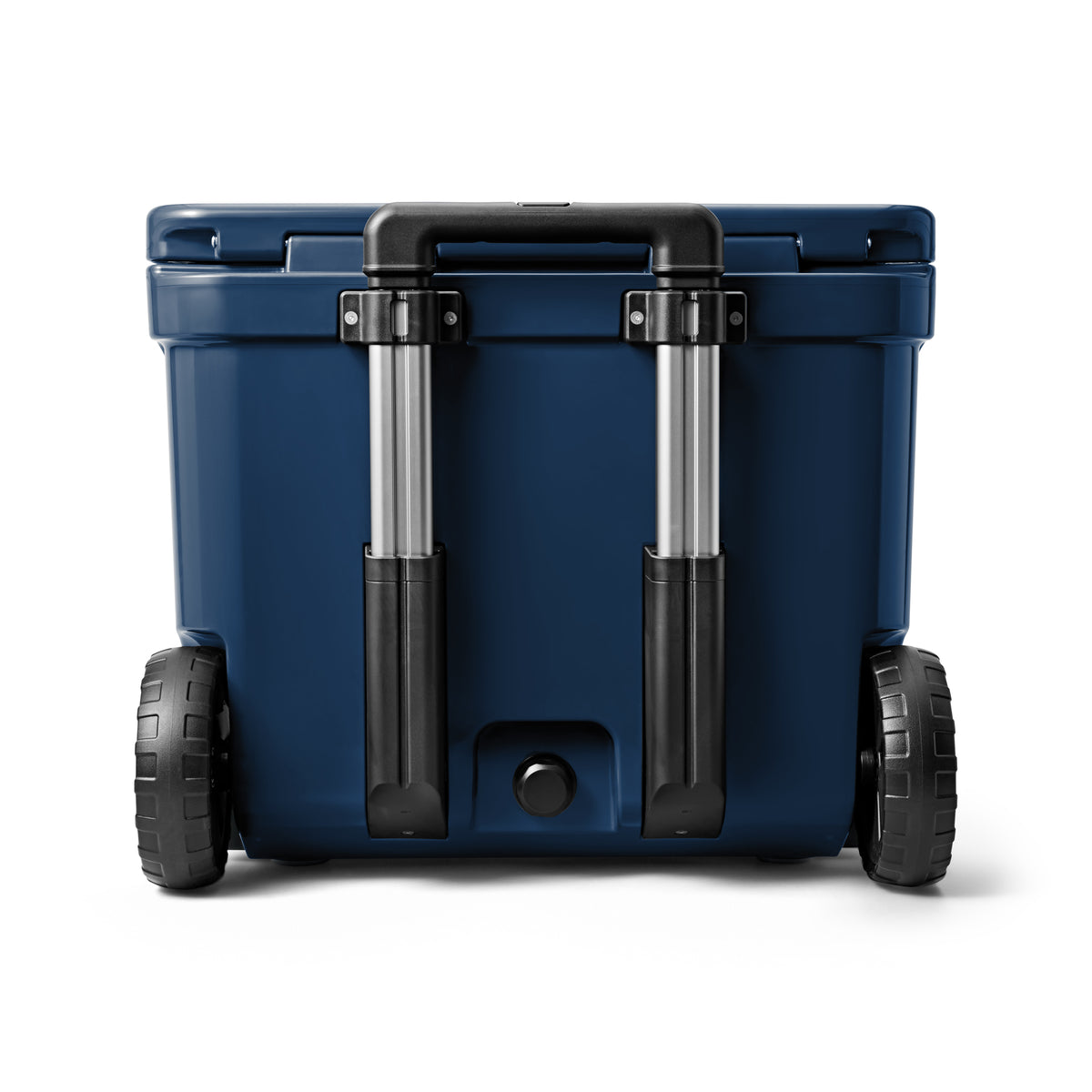 Die YETI® Kühlbox Roadie 60 in Navy mit zwei großen schwarzen Rädern und einem stabilen, ausziehbaren Griff ist von hinten vor einem weißen Hintergrund abgebildet.