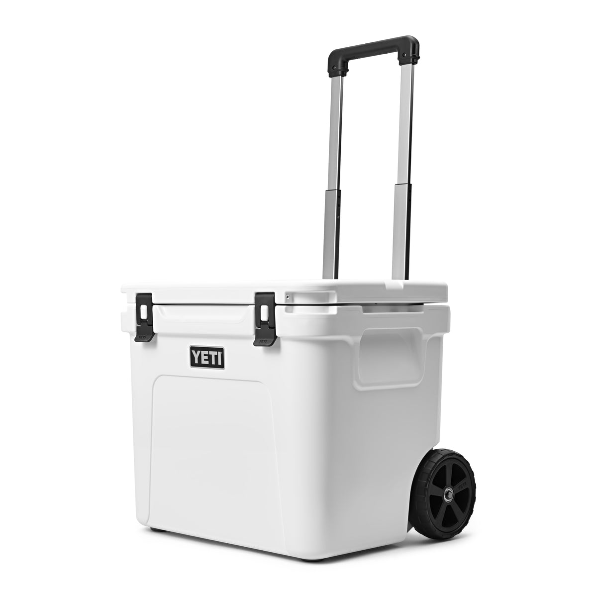 Die YETI® Kühlbox Roadie 60 -White hat schwarze Räder und einen schwarzen Teleskopgriff für den einfachen Transport. Diese Outdoor-Kühlbox von YETI ist auf einem schlichten weißen Hintergrund abgebildet.