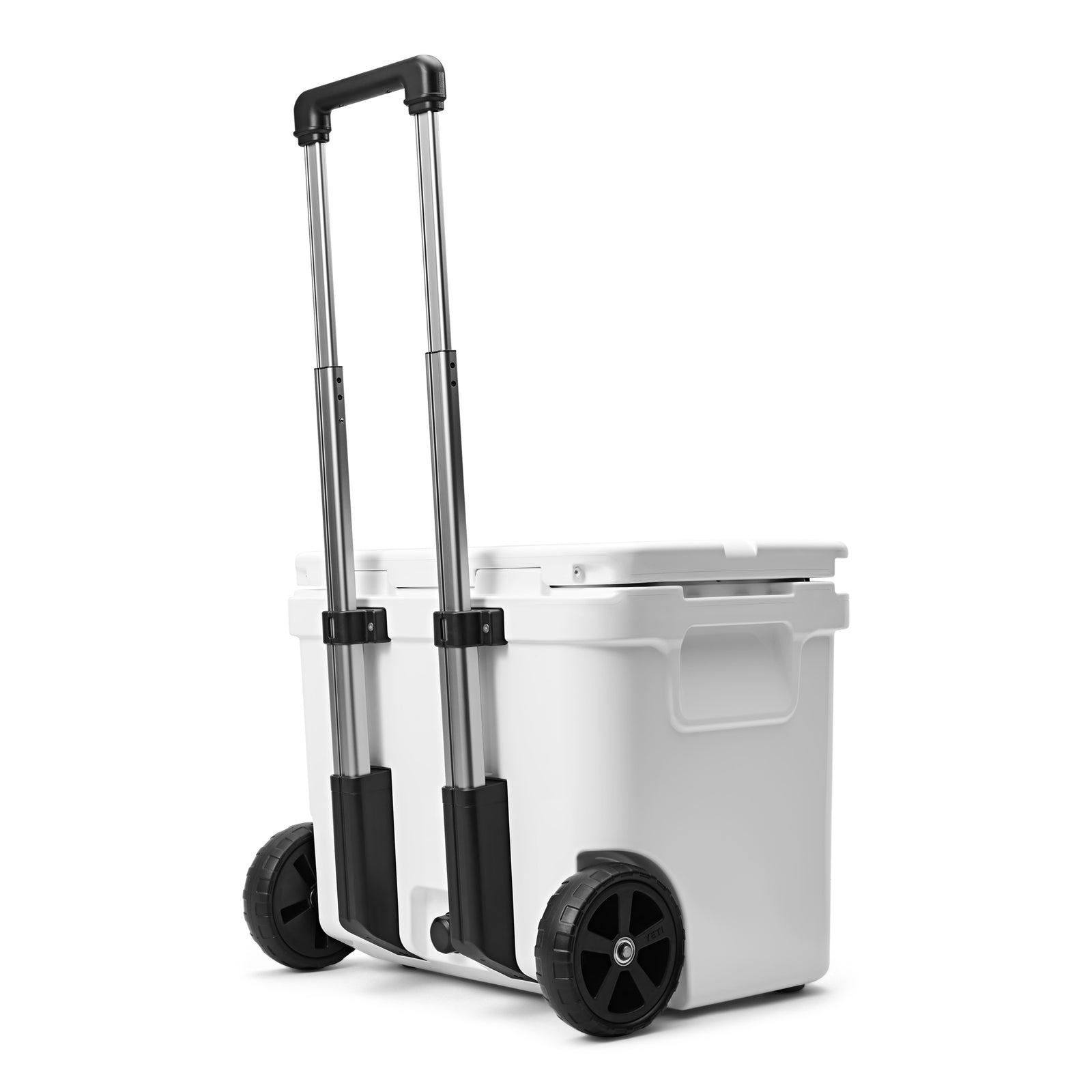 Die YETI® Kühlbox Roadie 60 -White hat einen geschlossenen Deckel, große schwarze Räder und einen verlängerten Teleskopgriff - ideal als Camping-Kühlbox für den einfachen Transport.