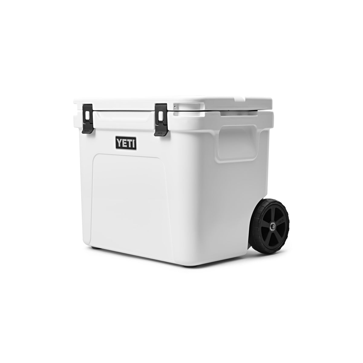 Die YETI® Kühlbox Roadie 60 - White von YETI überzeugt mit schwarzen Griffen, zwei stabilen Rollen und robustem Design - die perfekte Wahl für jedes Outdoor-Abenteuer.