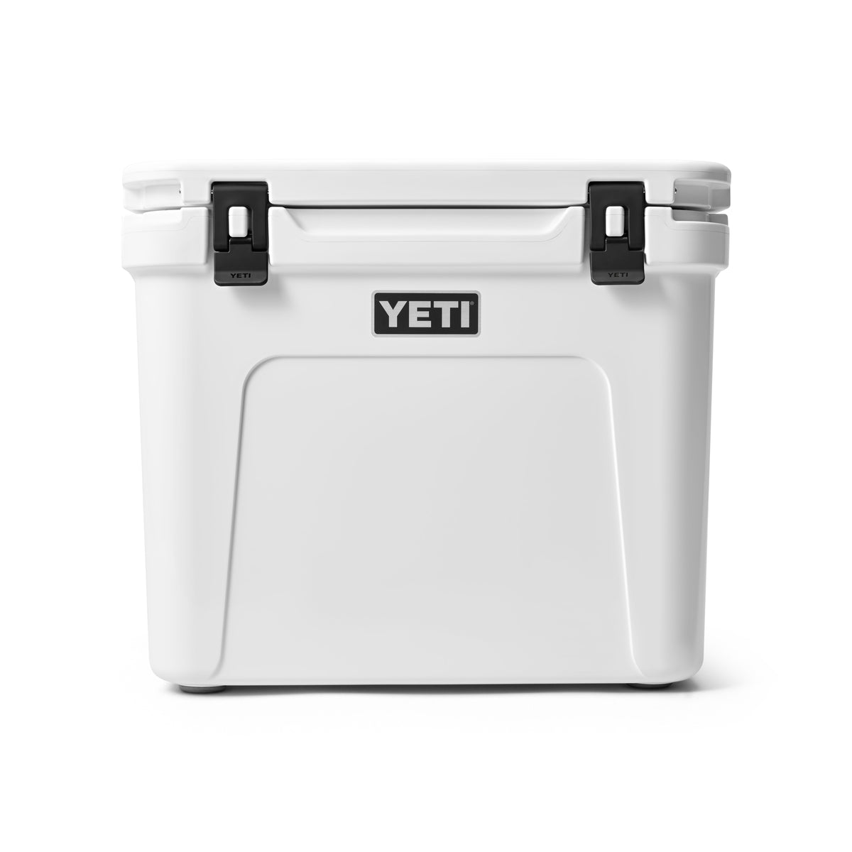 Die YETI® Kühlbox Roadie 60 in Weiß hat ein rechteckiges Design mit schwarzen Verschlüssen und dem YETI-Logo auf der Vorderseite, das auf einem schlichten weißen Hintergrund abgebildet ist.