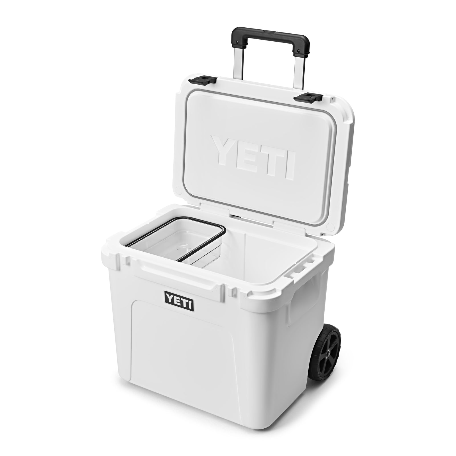 Die YETI® Kühlbox Roadie 60 - White verfügt über einen offenen Deckel mit sichtbarem YETI-Logo, einen Ziehgriff, zwei Räder und einen Innenkorb - ideal für Ihre ultimative Camping-Kühlbox.
