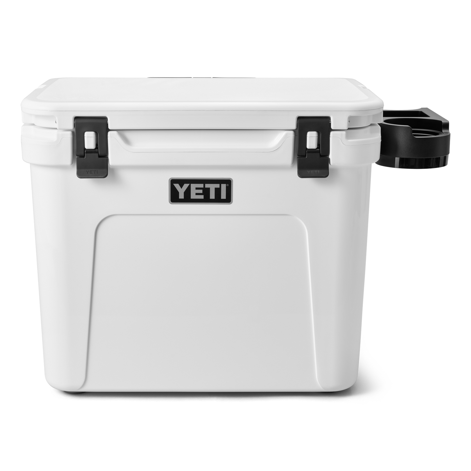 Die YETI® Kühlbox Roadie 60 in Weiß mit schwarzen Verschlüssen und einem Getränkehalter auf der rechten Seite wird vor einem schlichten weißen Hintergrund präsentiert.