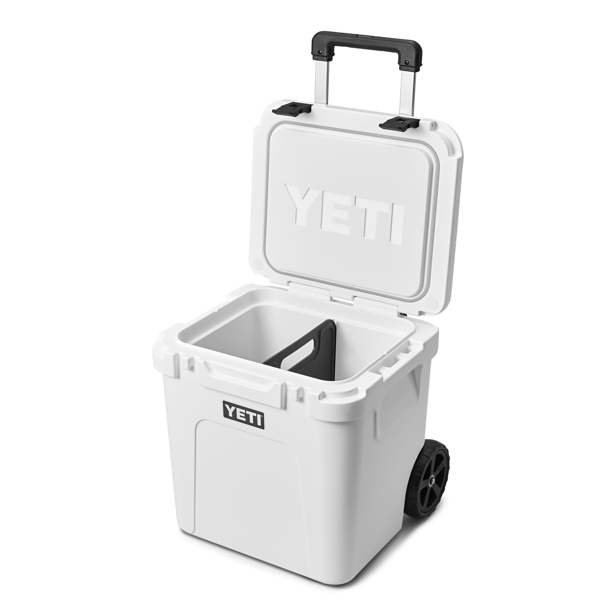Abgebildet ist eine weiße YETI-Kühlbox mit Rädern und schwarzem Griff, in der sich eine YETI® Roadie 48/60 Trennwand befindet. Das YETI-Logo ist sowohl auf dem Deckel als auch auf der Vorderseite der Kühlbox zu sehen.