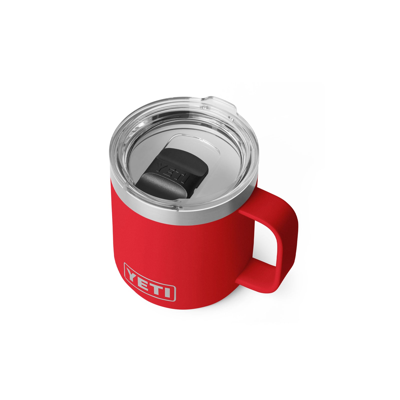 Die YETI® Tasse Rambler 10 Oz in Rescue Red ist mit doppelwandiger Vakuumisolierung, einem durchsichtigen Kunststoffdeckel und einem schwarzen Schieberegler aus einem leicht erhöhten Winkel auf weißem Hintergrund abgebildet. Das YETI-Logo ist prominent auf der Vorderseite.
