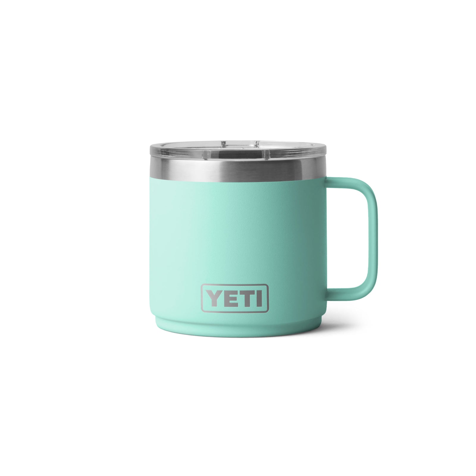 Der YETI® Tasse Rambler 14 Oz in Seafoam mit stabilem Griff, Edelstahlrand, doppelwandiger Vakuumisolierung und klarem Kunststoffdeckel steht auf einem schlichten weißen Hintergrund.