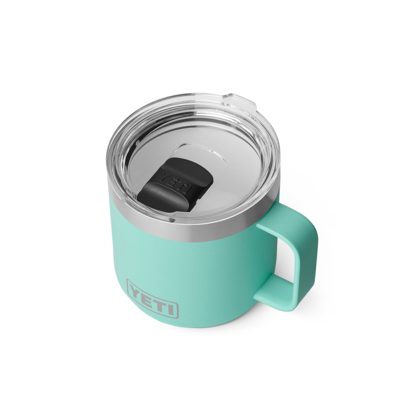 Die YETI® Tasse Rambler 14 Oz in Seafoam hat eine doppelwandige Vakuumisolierung, einen durchsichtigen Kunststoffdeckel mit schwarzem Schiebeverschluss und ist schräg von oben auf einem weißen Hintergrund abgebildet.