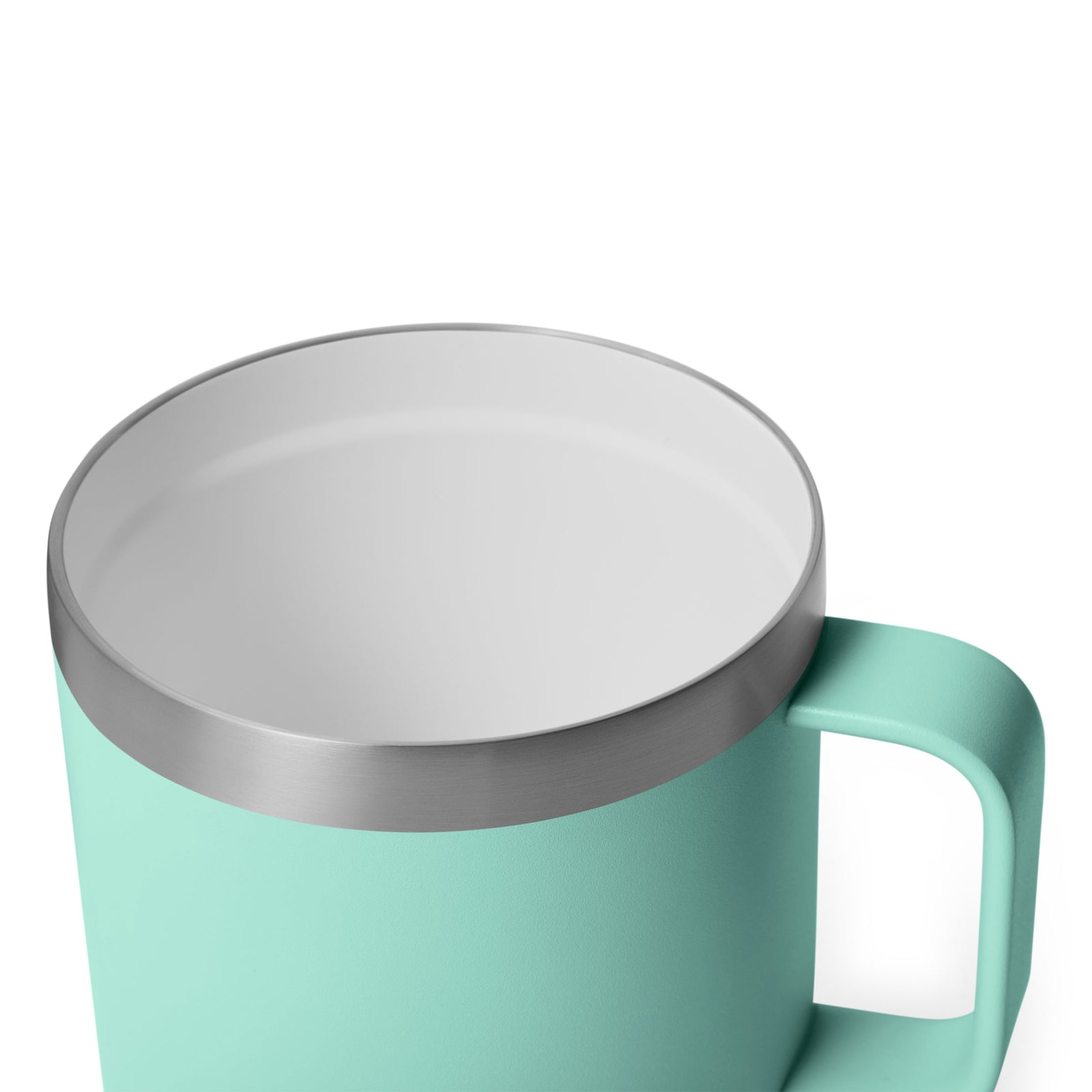 Eine Nahaufnahme der YETI® Tasse Rambler 14 Oz in Seafoam von YETI, mit doppelwandiger Vakuumisolierung, silbernem Rand, weißem Innenraum und einem Griff auf der rechten Seite vor weißem Hintergrund.