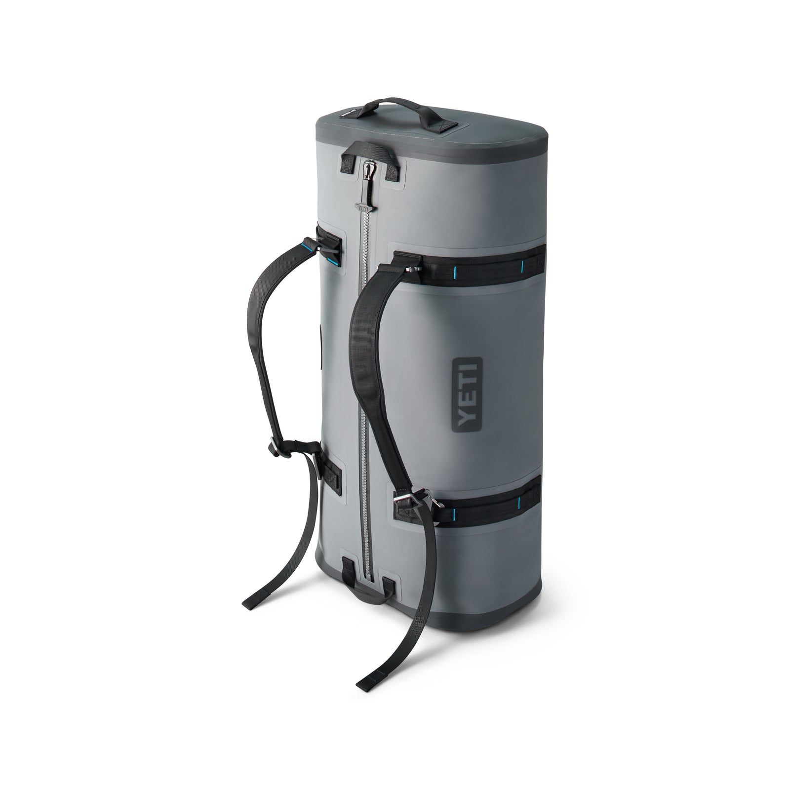 Die YETI® Reisetasche Panga 100 - Storm Grey ist eine hohe, zylindrische Seesacktasche mit schwarzen Riemen, Griffen, rucksackähnlichen Schulterriemen, einem oberen Griff und einem vertikalen Reißverschluss. Die Tasche steht aufrecht auf einem weißen Hintergrund.