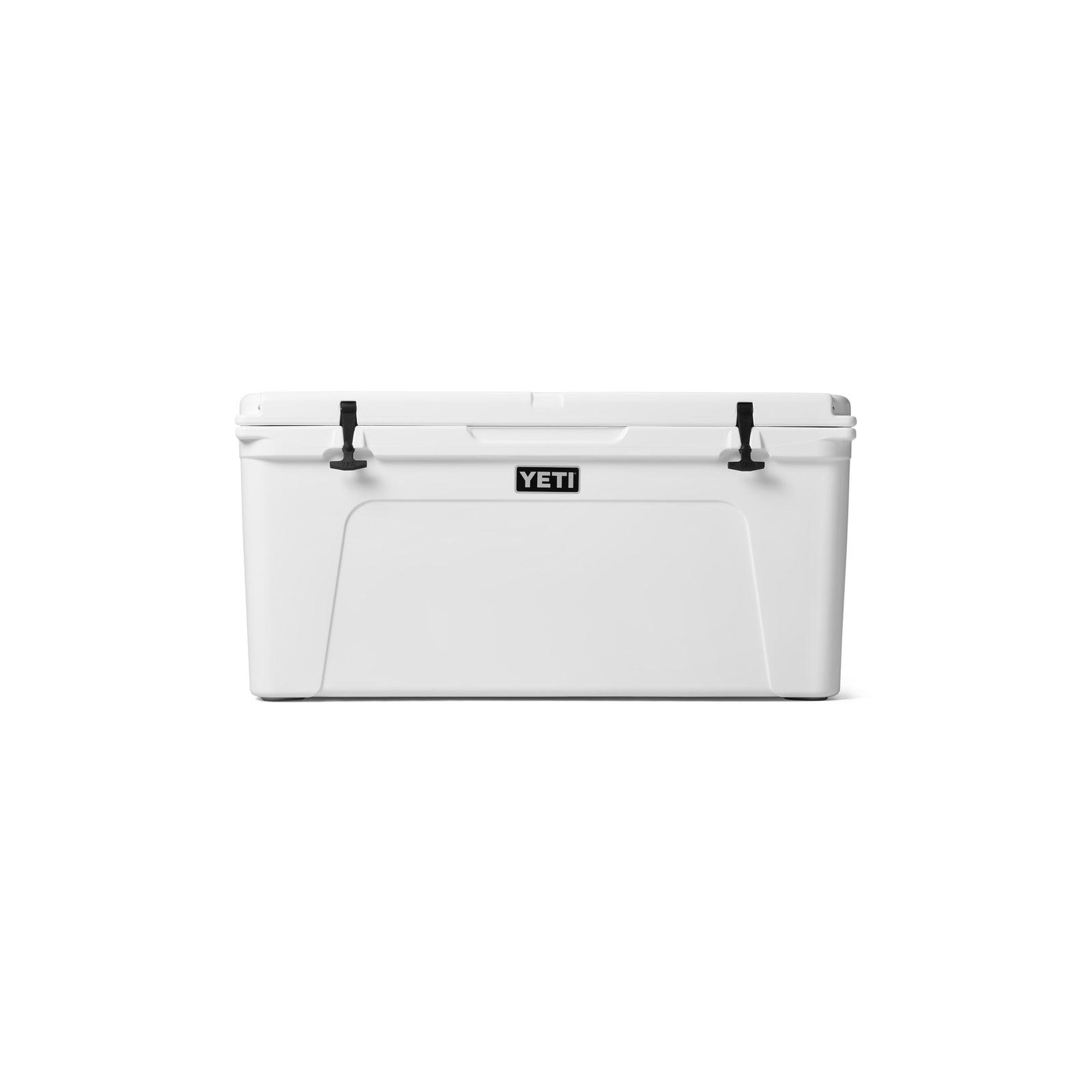 Die YETI® Kühlbox Tundra 125 in Weiß ist rechteckig, mit schwarzen Verschlüssen und mittigem Logo, bietet leistungsstarke Isolierung und steht vor weißem Hintergrund.