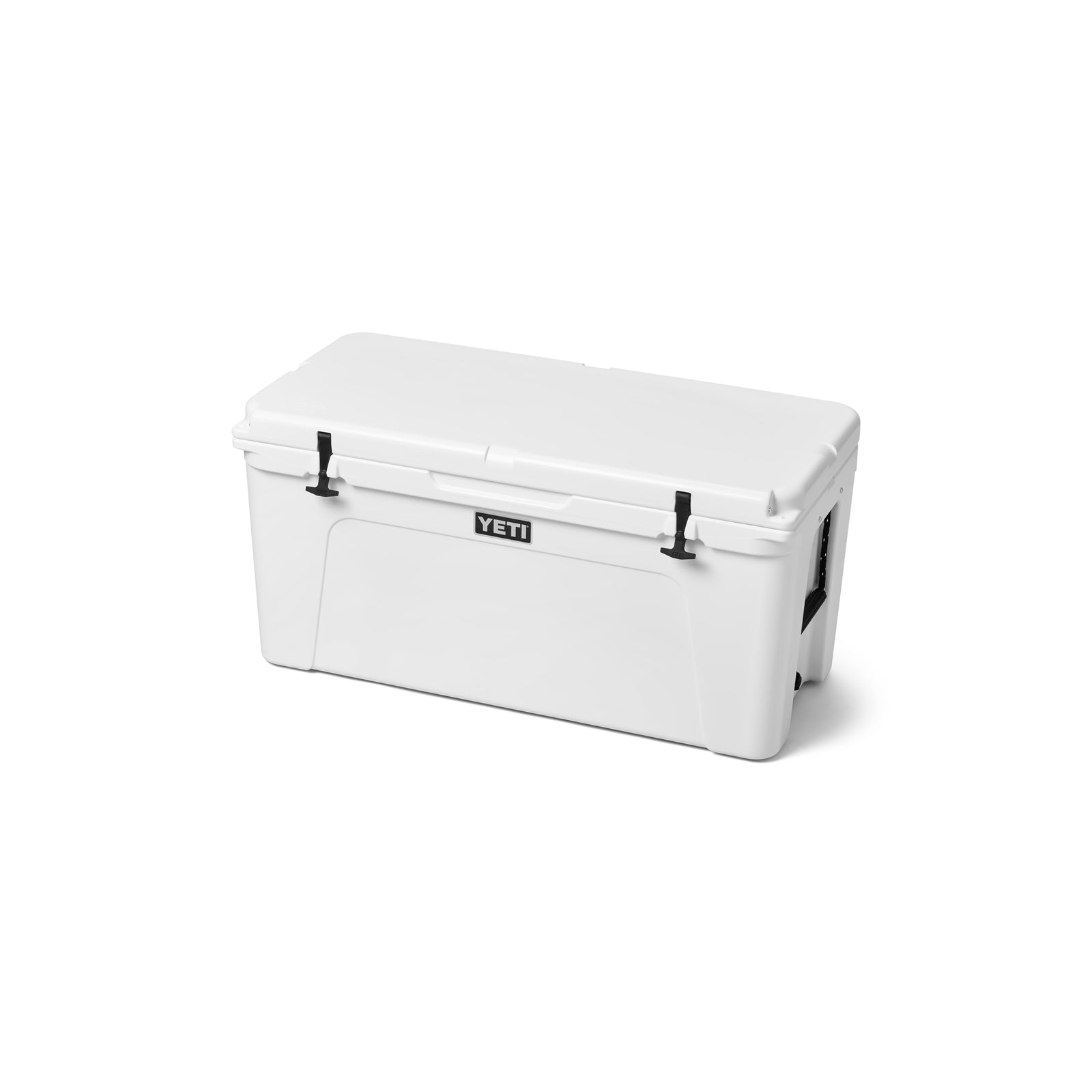 Die YETI® Kühlbox Tundra 125 - White ist eine große rechteckige Kühlbox mit schwarzen Seitengriffen, zwei Frontverschlüssen für sicheren Verschluss und dem YETI-Logo auf der Vorderseite. Sie verfügt über eine leistungsstarke Isolierung.