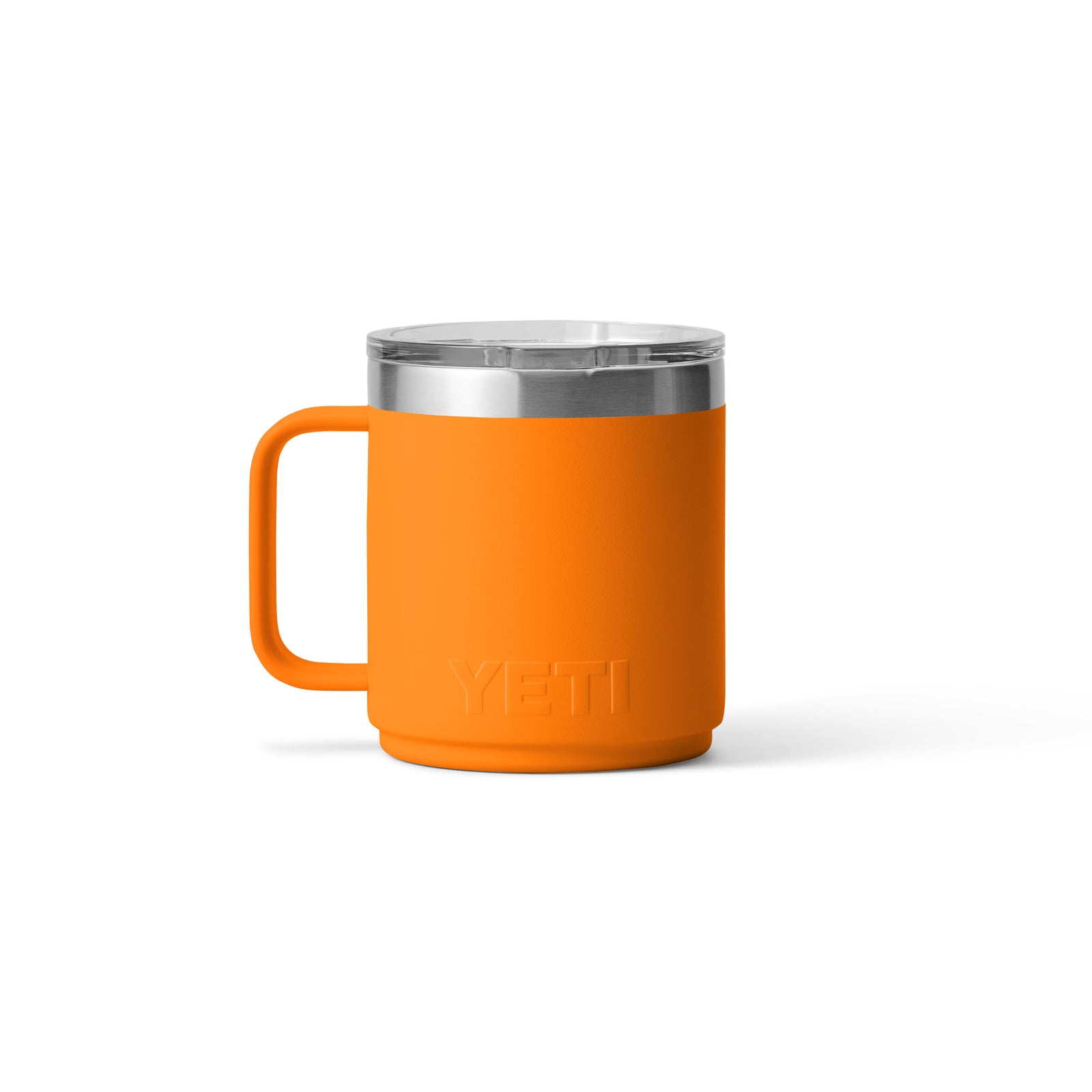 Die YETI® Tasse Rambler 10 Oz - King Crab wird vor weißem Hintergrund gezeigt. Sie hat eine matte Keramikbeschichtung, doppelwandige Vakuumisolierung, einen Henkel mit transparentem Deckel sowie das YETI Logo am Boden.