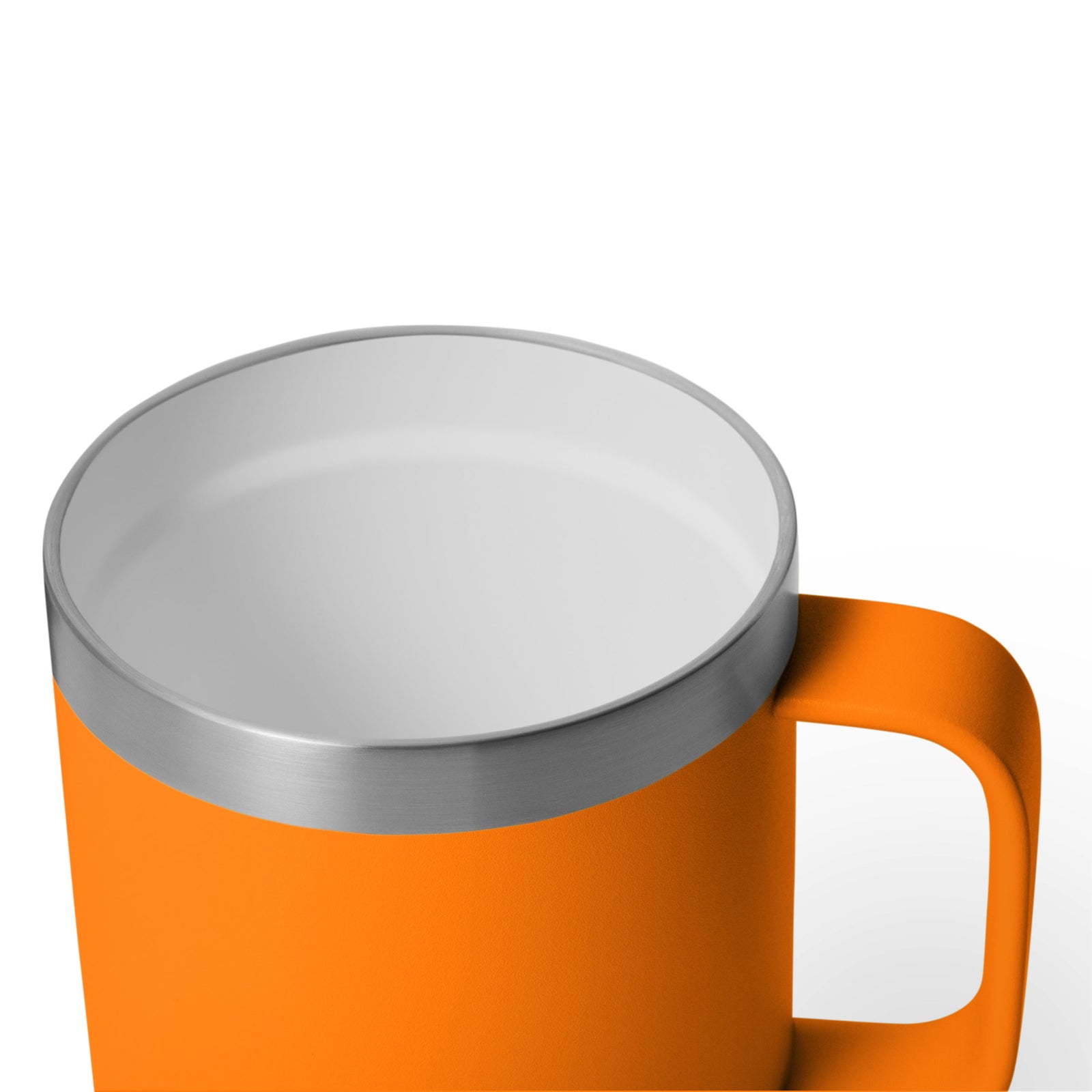 Nahaufnahme eines orangefarbenen YETI® Tasse Rambler 10 Oz - King Crab Bechers mit doppelwandiger Vakuumisolierung, gebürstetem Edelstahlrand, weißem Innenraum und stabilem Griff vor einem weißen Hintergrund.