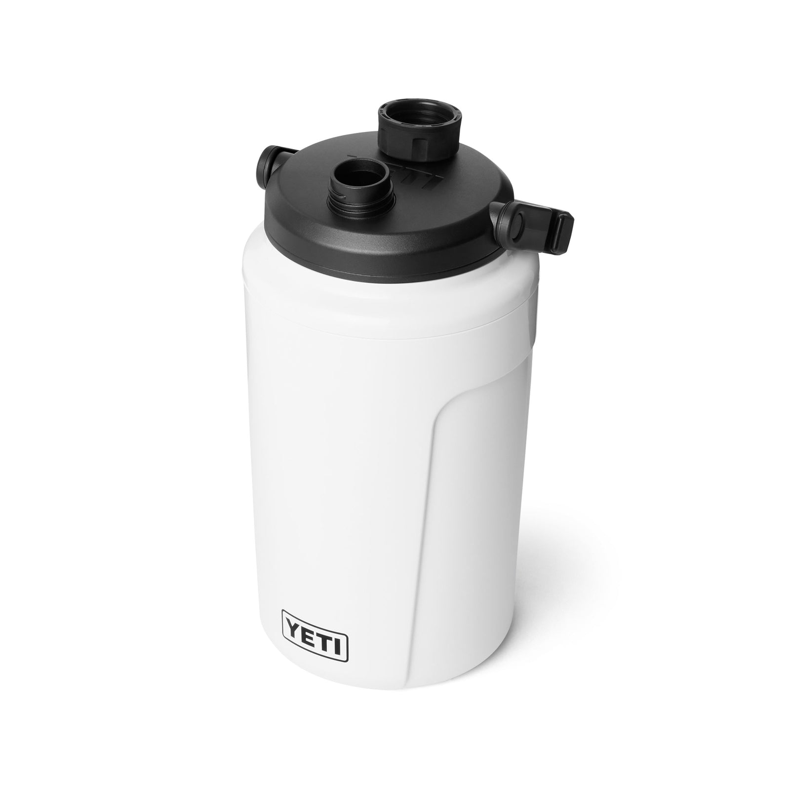 Ein weißer YETI Silo™ 1/2 Gallone (1,9 l) Krug mit einem schwarzen MagDock Chug Cap-Deckel ist auf weißem Hintergrund abgebildet. Das YETI-Logo in der Nähe des Bodens hebt die doppelwandige Vakuumisolierung hervor, die eine hervorragende Temperaturerhaltung gewährleistet.