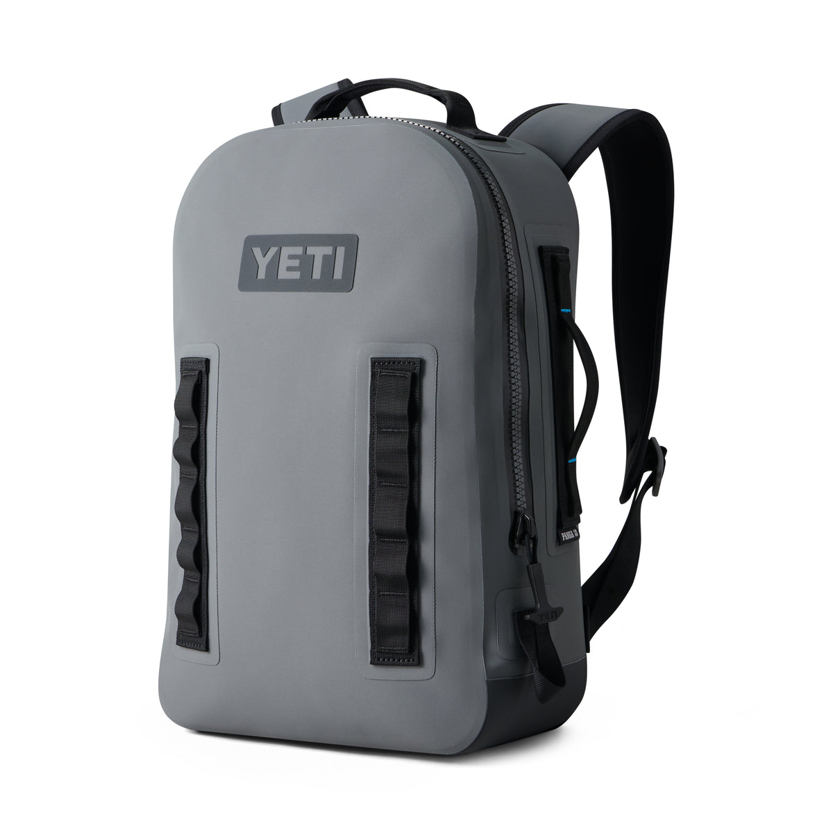 Der YETI® Rucksack Panga 28 in Storm Grey verfügt über schwarze Gurte, einen Griff an der Oberseite, einen großen Reißverschluss und das YETI-Logo auf der Vorderseite, das auf weißem Hintergrund abgebildet ist.