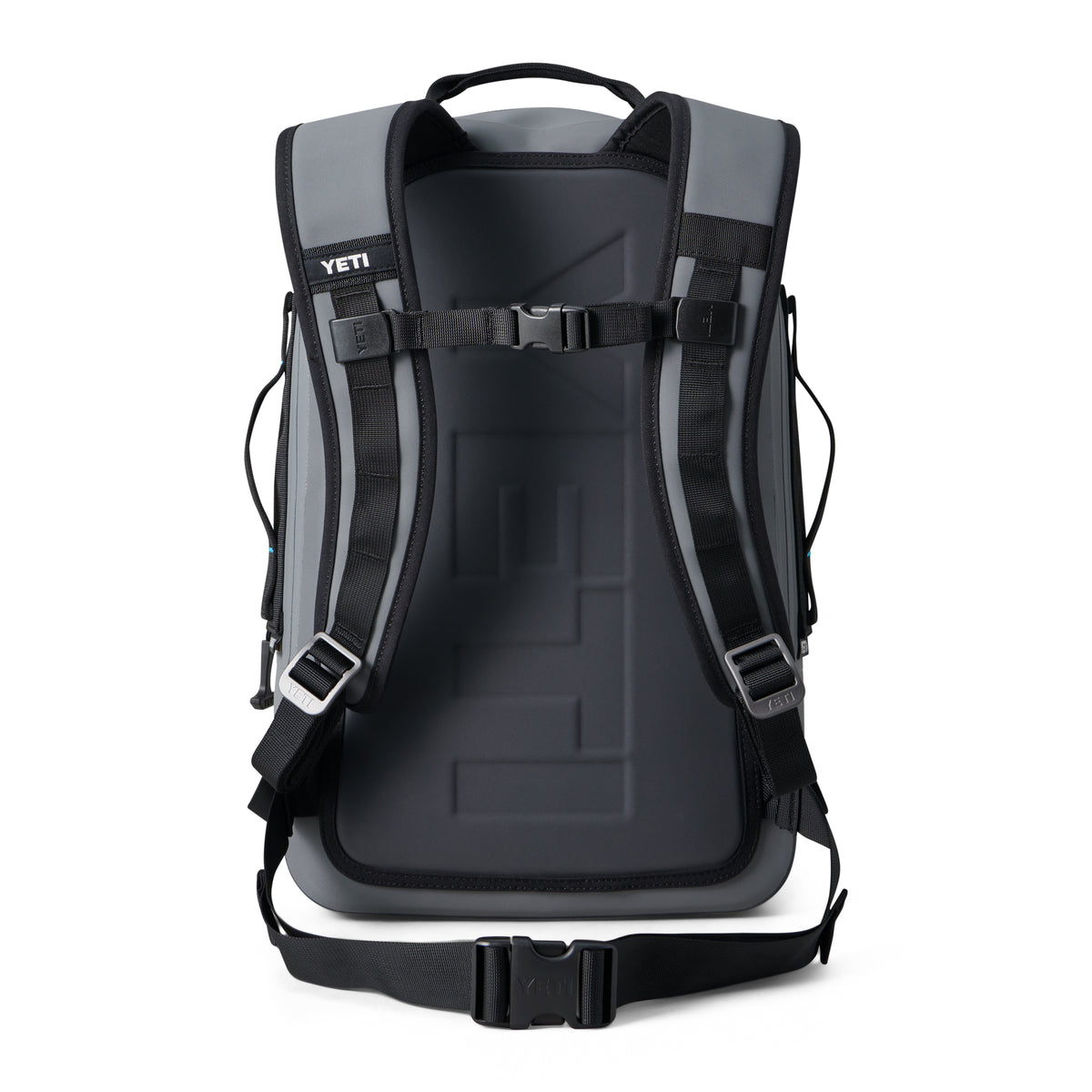 Der YETI® Rucksack Panga 28 - Storm Grey ist von hinten abgebildet und verfügt über gepolsterte Schulter-, Brust- und Hüftgurte für mehr Halt. Der wasserdichte Rucksack trägt das YETI-Logo auf dem linken Gurt und dem Rückenteil.