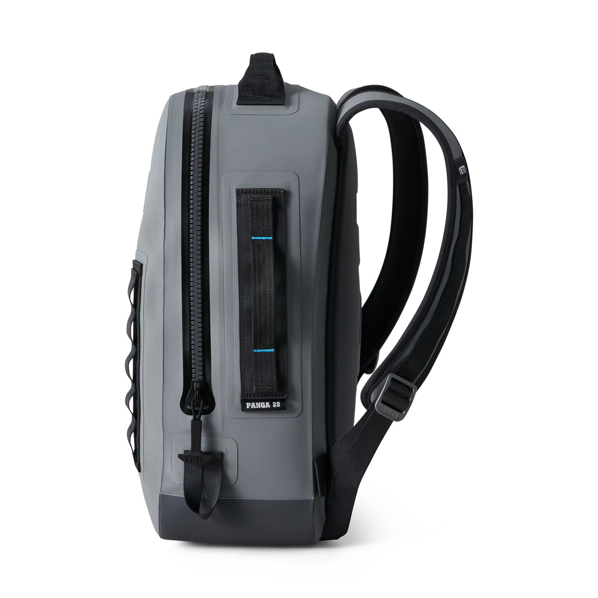 Eine Seitenansicht des schlanken YETI® Rucksack Panga 28 - Storm Grey mit schwarzen Trägern, einem vertikalen wasserdichten Reißverschluss und einem schwarzen Griff. Die minimalistische Tasche hat ein kleines "PANGA 28"-Label in der Nähe des Reißverschlusses.