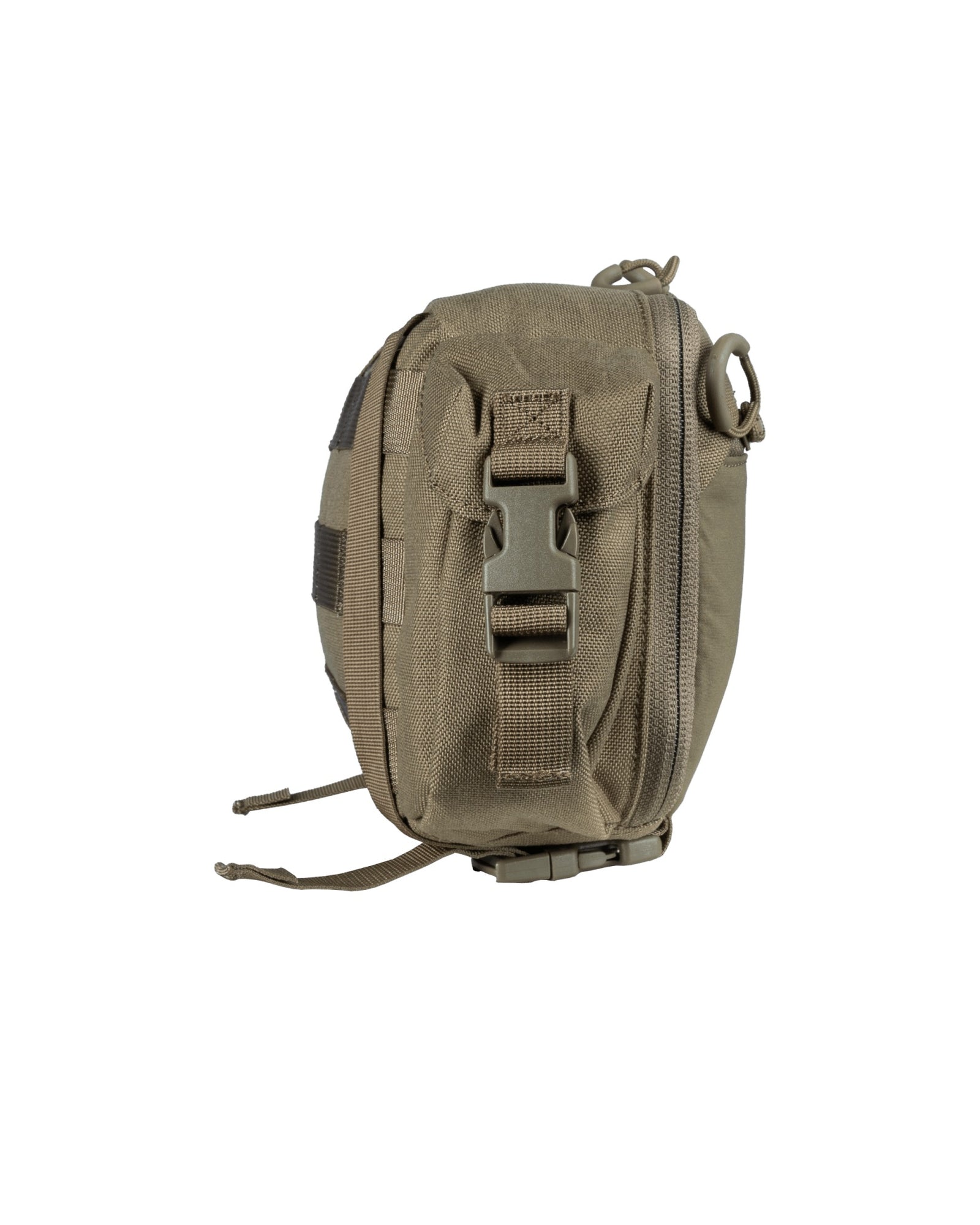 Das EBERLESTOCK Multipack in Militärgrün ist eine kompakte taktische Tasche mit Schnallenverschluss, Reißverschluss und verstellbaren Riemen, die vor einem weißen Hintergrund abgebildet ist. Sie ist robust und ideal für den Einsatz im Freien oder beim Militär.