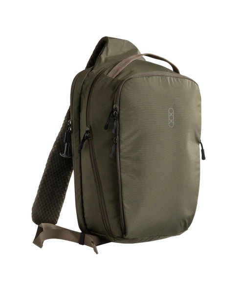 Die EBERLESTOCK Fade Sling XL ist eine khakigrüne Umhängetasche mit mehreren Reißverschlussfächern, einem gepolsterten Schultergurt und einem Tragegriff oben. Auf der Vorderseite befindet sich ein dezentes geometrisches Logo.