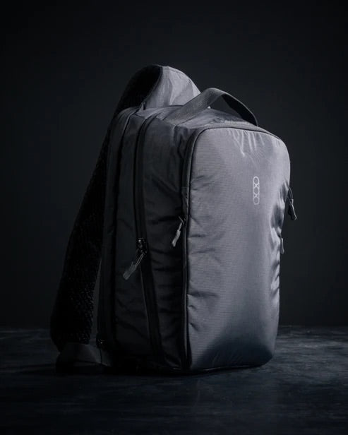 Die EBERLESTOCK Fade Sling XL ist eine schlichte schwarze Slingtasche mit minimalistischem Design, dezentem Logo, mehreren Reißverschlussfächern und einem strukturierten Schultergurt - perfekt für den modernen Stil.
