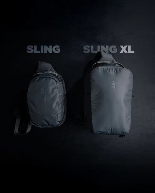 Auf dunklem Hintergrund sind zwei graue Taschen zu sehen: die kleinere ist mit Sling Bag beschriftet und die größere ist die EBERLESTOCK Eberlestock Fade Sling XL. Beide taktischen Taschen haben ein minimalistisches Design und eine ähnliche Form.