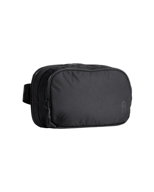 Die EBERLESTOCK Fade Flex Micro, eine schwarze, rechteckige Crossbody-Tasche mit strukturiertem Stoff, verfügt über ein Hauptfach mit Reißverschluss und eine Vordertasche - ideal für Ihre EDC-Ausrüstung, hier vor einem weißen Hintergrund.