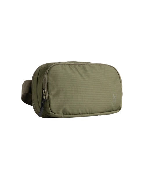 Eine kompakte olivgrüne EBERLESTOCK Fade Flex Micro mit einer Vordertasche mit Reißverschluss und einem verstellbaren Riemen, perfekt für EDC-Ausrüstung, abgebildet auf einem schlichten weißen Hintergrund.