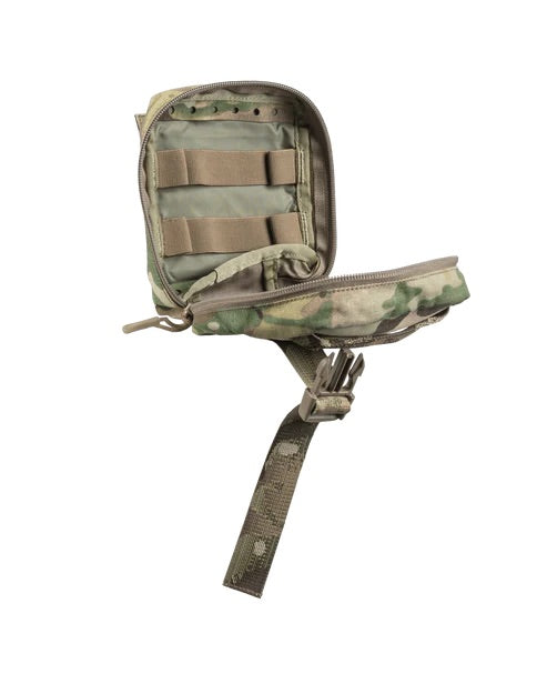 Die EBERLESTOCK Rip-Away Medical Pouch small in Camouflage verfügt über einen Reißverschluss, einen offenen Innenraum mit Riemen und Fächern und ist an einem passenden verstellbaren Riemen befestigt.