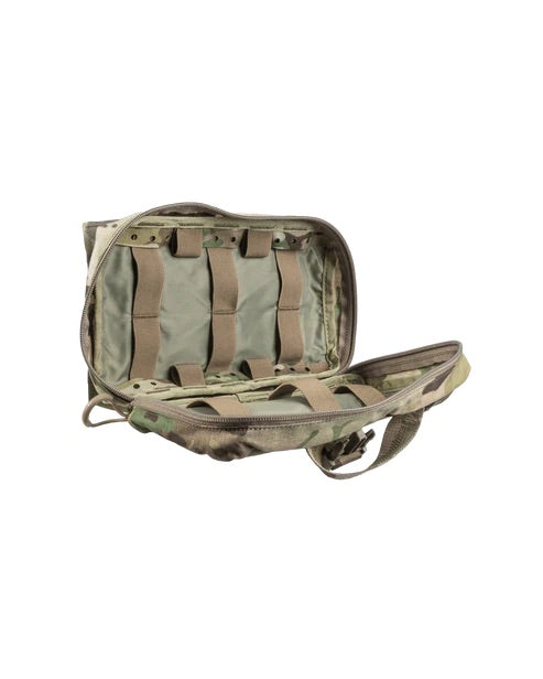 Die EBERLESTOCK Rip-Away Medical Pouch Large in Camouflage ist offen auf weißem Hintergrund abgebildet und hebt die zahlreichen Innengurte und Fächer zur Organisation der medizinischen Ausrüstung hervor.