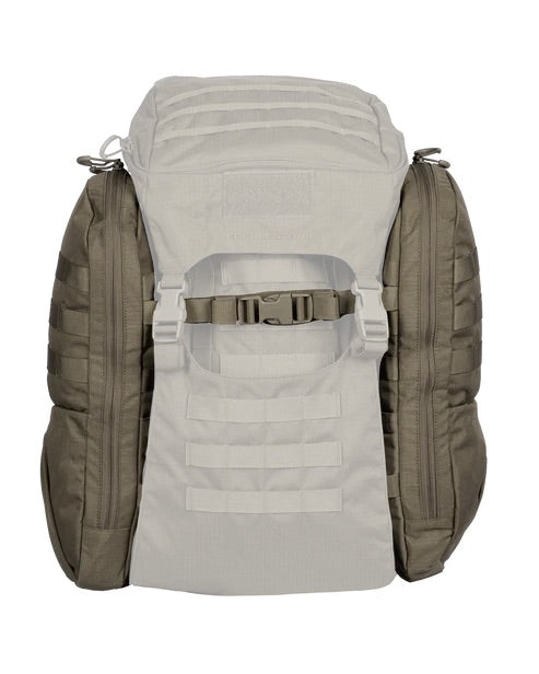 Der EBERLESTOCK Mission Wings ist ein taktischer Rucksack mit zwei großen, olivgrünen seitlichen Erweiterungsmodulen für zusätzlichen Platz, einem beigen Mittelteil mit Schnallenverschluss und horizontalen Gurtbändern für Befestigungen - robust und ideal für den Outdoor-Einsatz.