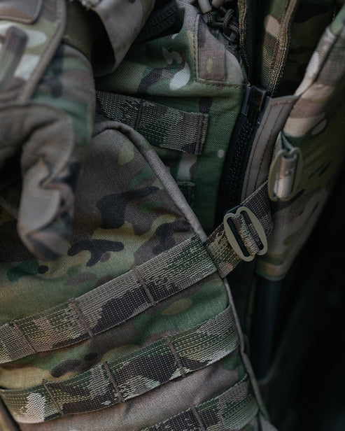 Nahaufnahme der taktischen Ausrüstung Mission Wings von EBERLESTOCK mit Tarnmuster, Riemen, Schnallen und seitlichem Erweiterungsmodul für zusätzlichen Stauraum - perfekt für Militär und Polizei.