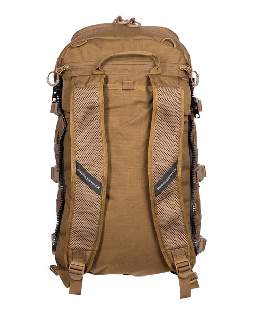 Der EBERLESTOCK Mission Assault Pack ist von hinten in hellbraun oder braun abgebildet und verfügt über gepolsterte Mesh-Gurte, mehrere Verstellschlaufen, ein modulares Design und seitliche Reißverschlüsse - ideal für den Outdoor- oder Militäreinsatz.