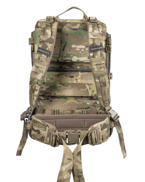 Der EBERLESTOCK Mission EMOD Frame ist ein tarnfarbener taktischer Rucksack mit modularem Rucksackrahmen, MOLLE-Gurtband, gepolsterten Schulterriemen, Schnallen und Hüftgurt - perfekt für taktische Ausrüstung und vielseitigen Einsatz.