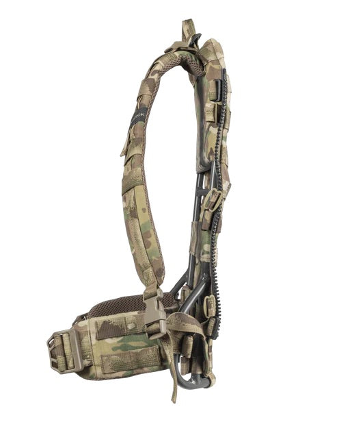 Der EBERLESTOCK Eberlestock Mission EMOD Frame, ein taktischer Exoskelett-Rucksackrahmen mit gepolsterten Gurten, Schnallen und stabilem Halt in Camo, ist in einer Seitenansicht vor weißem Hintergrund zu sehen.
