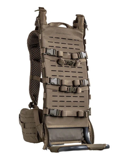 Der EBERLESTOCK Mainframe II ist ein hellbrauner, minimalistischer taktischer Rucksack mit mehreren Riemen, Schnallen, MOLLE-Punkten, einem belüfteten Rückenteil und einem stabilen Metallbügel am Boden.