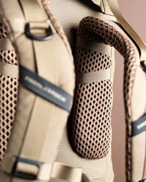 Nahaufnahme eines hautfarbenen EBERLESTOCK Rucksacks mit gepolsterten Mesh-Schultergurten und stabilem Gurtband, der auf Komfort ausgelegt ist - ideal für die Jagd oder als Tragegestell mit dem Eberlestock Mainframe II.
