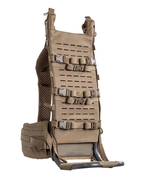 Der EBERLESTOCK Mainframe II ist ein hellbrauner taktischer Rucksack mit mehreren Steckplätzen, Schnallen und Gurten sowie einem Netzrücken und einem gepolsterten Hüftgurt, der für schwere Lasten und den Einsatz als Jagdtragegestell im Freien konzipiert ist.