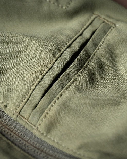 Nahaufnahme einer EBERLESTOCK Camas Pro Pant in Gunmetal mit Leistentasche und präzisen Nähten, die die hochwertige Verarbeitung und die für diese taktische Hose charakteristische Textur hervorheben.