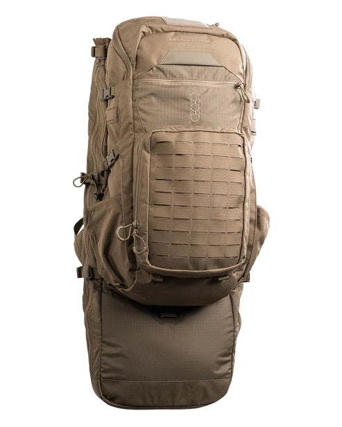 Der EBERLESTOCK Spectre, ein großer brauner Outdoor-Rucksack mit mehreren Fächern, Reißverschlüssen und MOLLE-Gurtband, steht aufrecht auf einem schlichten weißen Hintergrund.