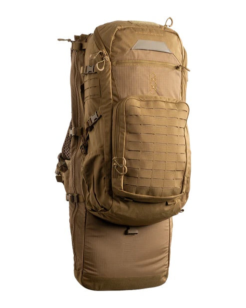 Der EBERLESTOCK Spectre ist ein großer, hellbrauner Outdoor-Rucksack mit mehreren Fächern, MOLLE-Gurtband an der Vorderseite, seitlichen Gurten und einem Griff an der Oberseite, der für den robusten Einsatz konzipiert wurde. Aufrecht auf weißem Hintergrund abgebildet.