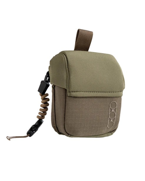 Die kompakte, olivgrüne und braune EBERLESTOCK Mag-Free Rangefinder Pouch verfügt über eine Klappe, eine Umhängekordel, einen Griff mit Schlaufe und ein aufgenähtes Logo auf der Fronttasche.