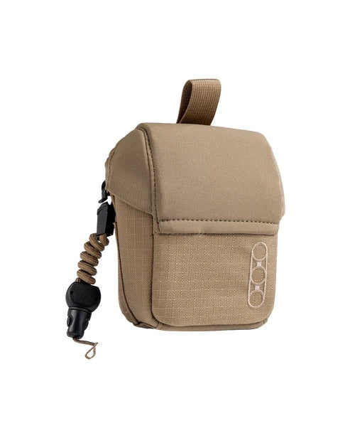 Die kompakte, hellbraune, rechteckige EBERLESTOCK Mag-Free Rangefinder Pouch hat eine Klappe an der Oberseite, eine Vordertasche, einen Seitenclip mit Spiralkabel und Kunststoffhaken sowie eine Stoffschlaufe zum einfachen Tragen oder zur Befestigung an Ihrer Outdoor-Ausrüstung.