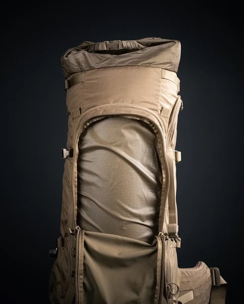 Der EBERLESTOCK Brute 6500, ein großer hellbrauner Expeditionsrucksack mit mehreren Fächern und gepolsterten Gurten, steht aufrecht vor einem dunklen Hintergrund.