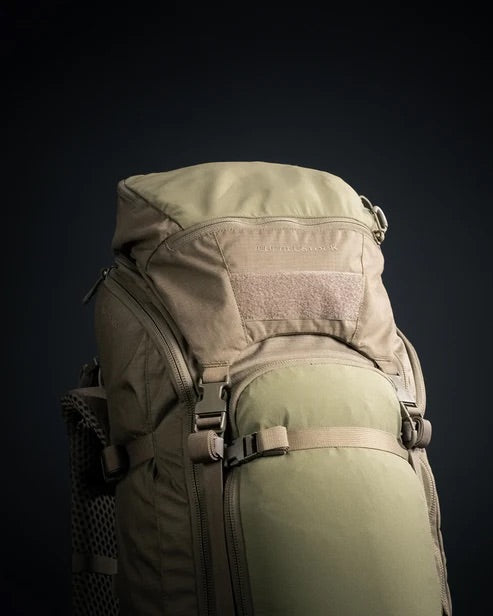 Der EBERLESTOCK Brute 4500, ein khakigrüner Militärrucksack mit mehreren Fächern, Schnallen und einer seitlichen Netztasche, ist vor einem dunklen Hintergrund abgebildet.