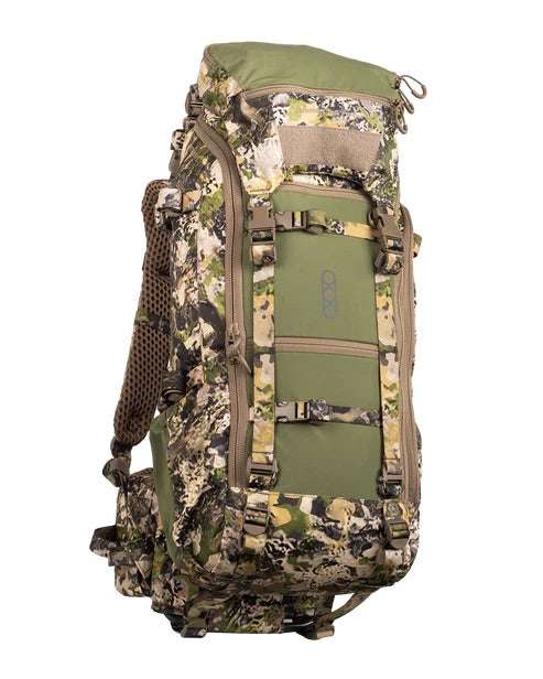 Der EBERLESTOCK Brute 3500 ist ein großer, modularer Rucksack mit zahlreichen Taschen, grünen Akzenten, verstellbaren Trägern und Netzpolstern - konzipiert für Outdoor-Touren. Er steht aufrecht und zeigt seinen robusten und funktionalen Stil.