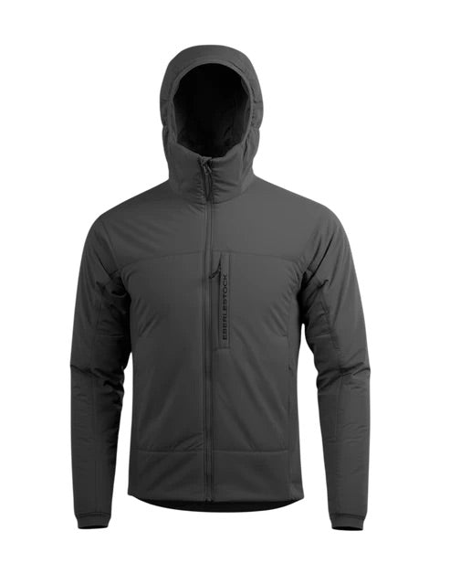Die EBERLESTOCK Alturas Hooded Jacket - Gunmetal verfügt über einen Frontreißverschluss, eine vertikale Brusttasche und lange Ärmel. Diese Outdoor-Jacke ist auf einem schlichten weißen Hintergrund abgebildet und ideal für vielseitige Abenteuer.
