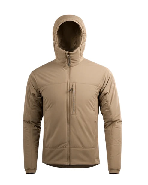 Die EBERLESTOCK Alturas Hooded Jacket - Dry Earth hat einen Frontreißverschluss, lange Ärmel, einen hohen Kragen und eine vertikale Brusttasche mit Reißverschluss.