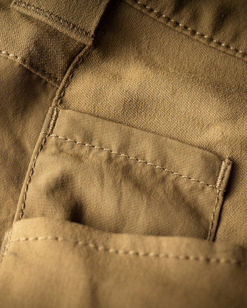 Nahaufnahme einer schwarzen Stofftasche mit sichtbaren Nähten, die die detaillierte Textur und die Nähte der EBERLESTOCK Deadwood Pant hervorheben - einer wasserabweisenden Hose, die sich ideal für den Einsatz im Freien eignet.